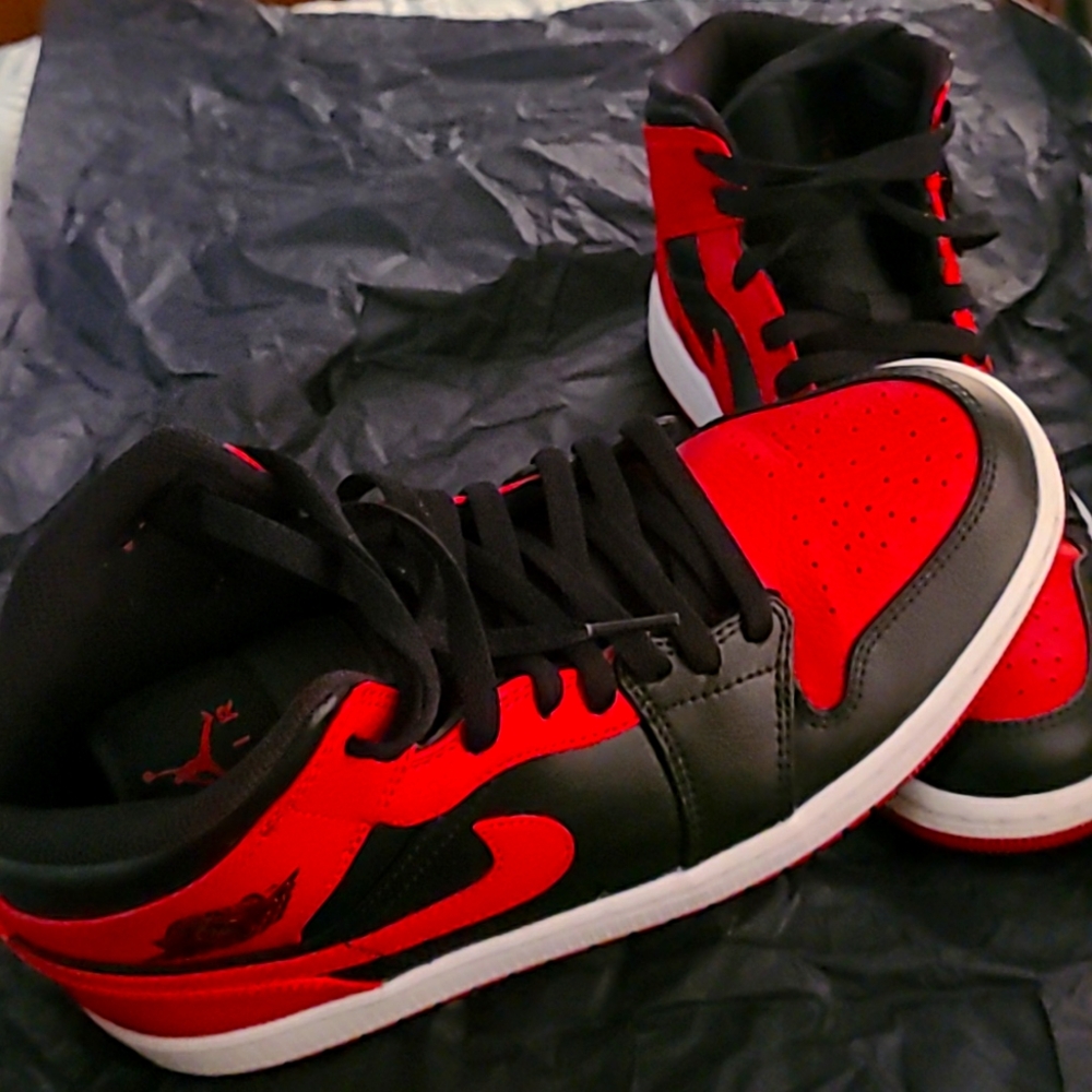 Jordan 1 Mid Banned Hi-Top. 2020 collection 100% authentic. Worn once.